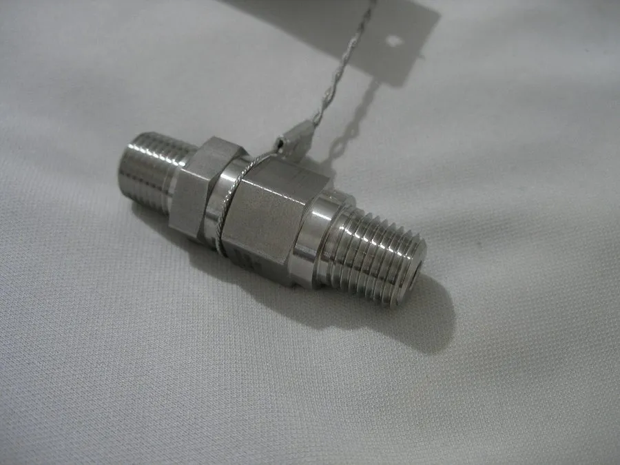 Клапан Swagelok CH-Series Check Valve SS-CHM4-100 Poppet 1/4" MNPT 100 PSI