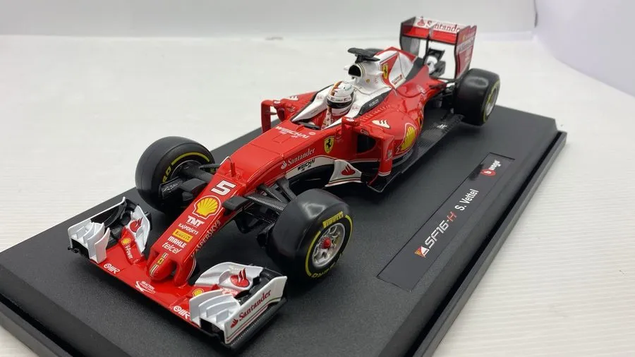 Операторское оборудование BBU1816802A1 Bburago Ferrari SF16-H S. Vettel 1/18