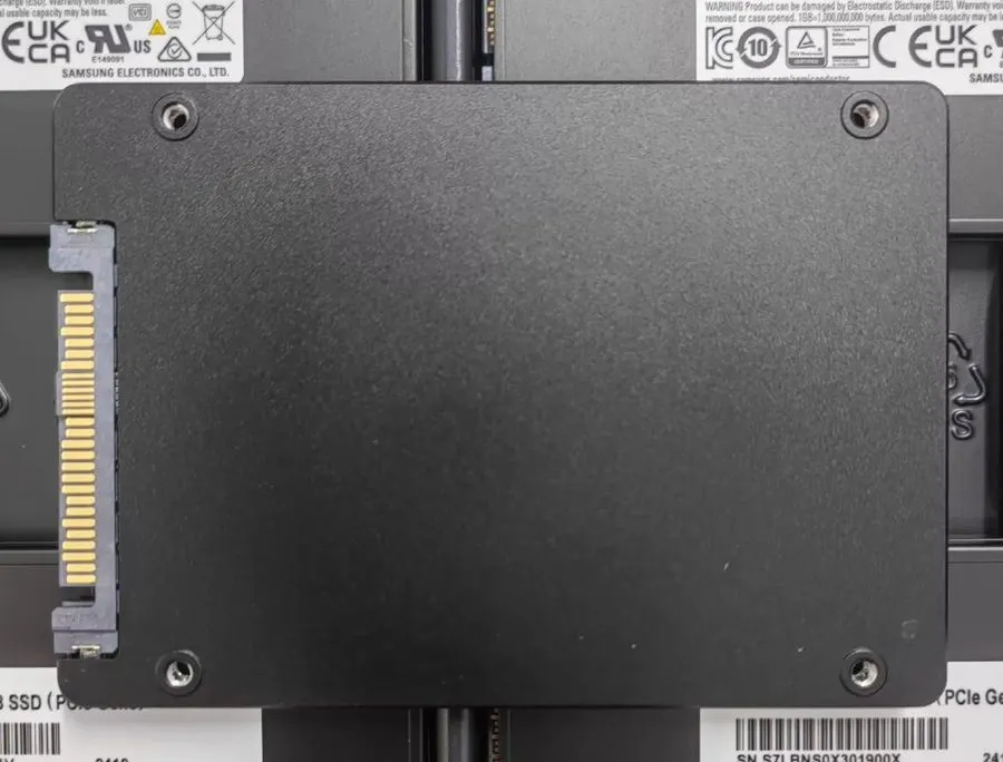 SSD-накопитель Samsung PM983A 7.68TB SSD 2.5" U.2 PCIe Gen3 NVMe MZ-QLB7T6B MZQL