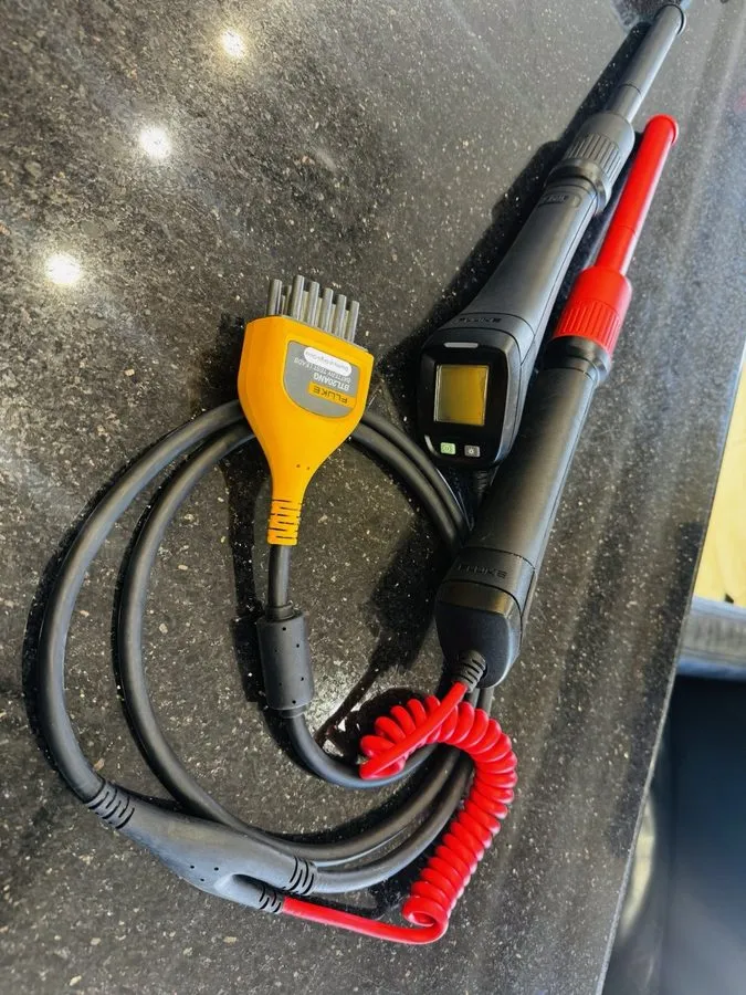 Аккумулятор Fluke BTL20ANG Intelligent Battery Analyzer Test Probe with Angled T