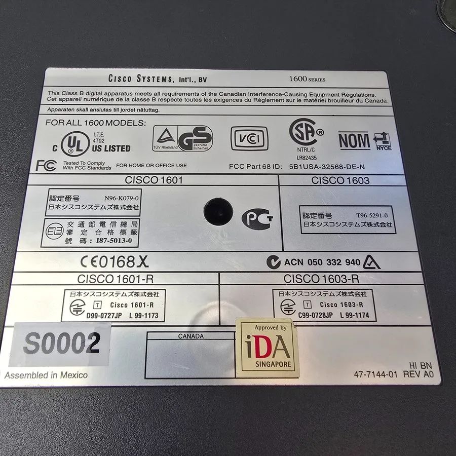 Маршрутизатор Cisco 1601-R Ethernet/Serial Modular Router w/ WIC-1T WAN Card & 4 — фото лота 1