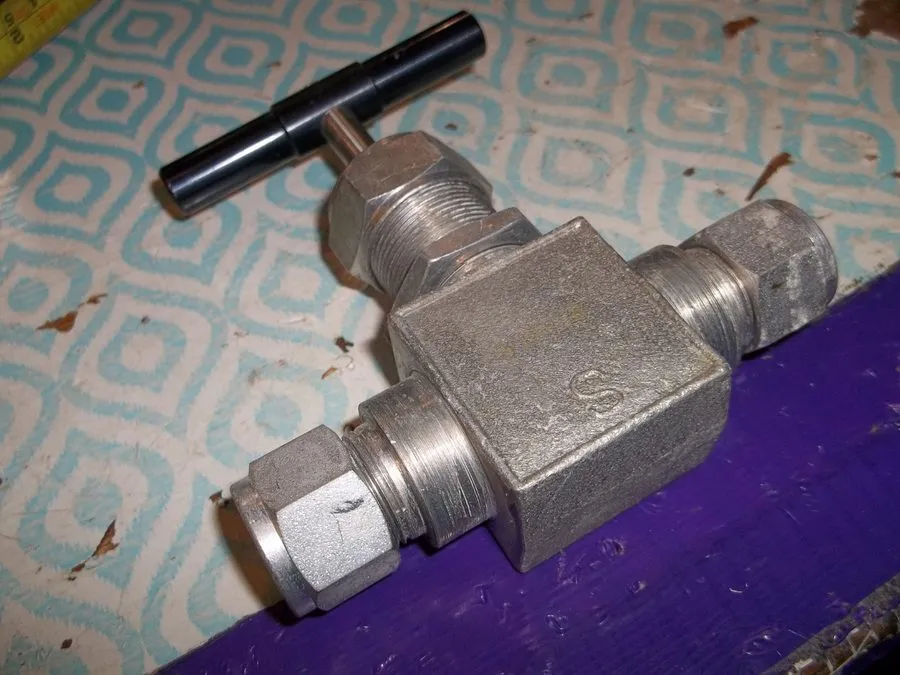 Клапан SWAGELOK WHITEY INTEGRAL BONNET NEEDLE VALVE S-18VS8 3/4" NPT