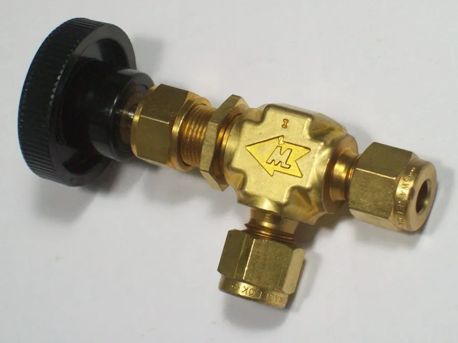 Клапан Swagelok B-1RS4-A Brass Integral Bonnet AnglePattern Needle Valve FNSP