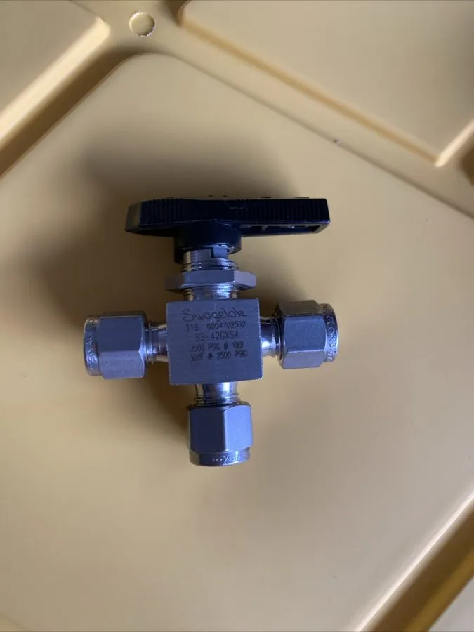 Клапан Swagelok SS-42GXS4 3 way ball valve 1/4 in tube fitting