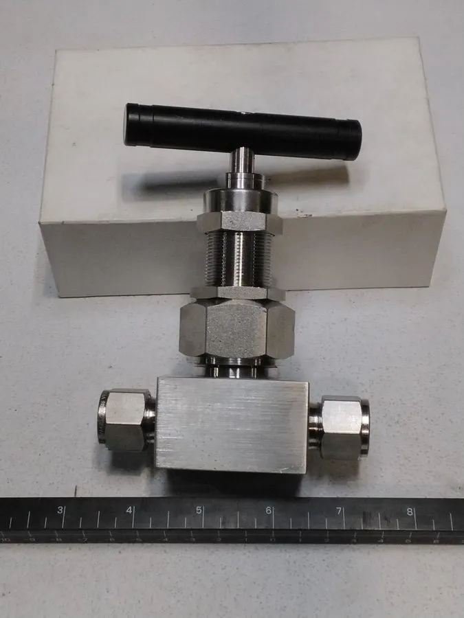 Клапан Swagelok SS-12NBS8-G Manual Stainless Needle Valve 1/2in 6000psi Tube