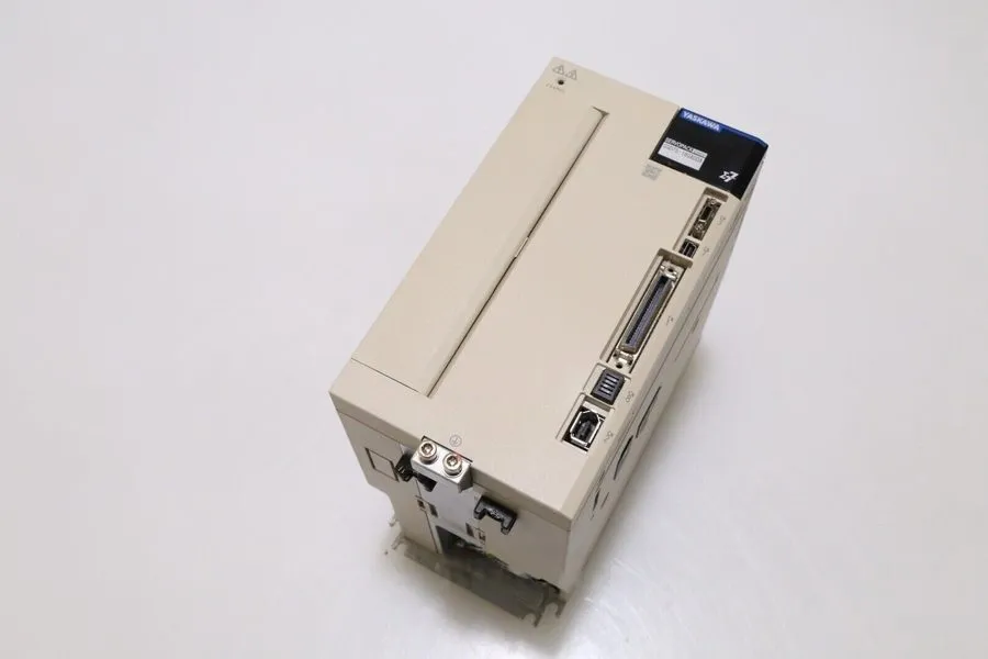 Сервопривод YASKAWA SERVO DRIVER SGD7S-180A00A