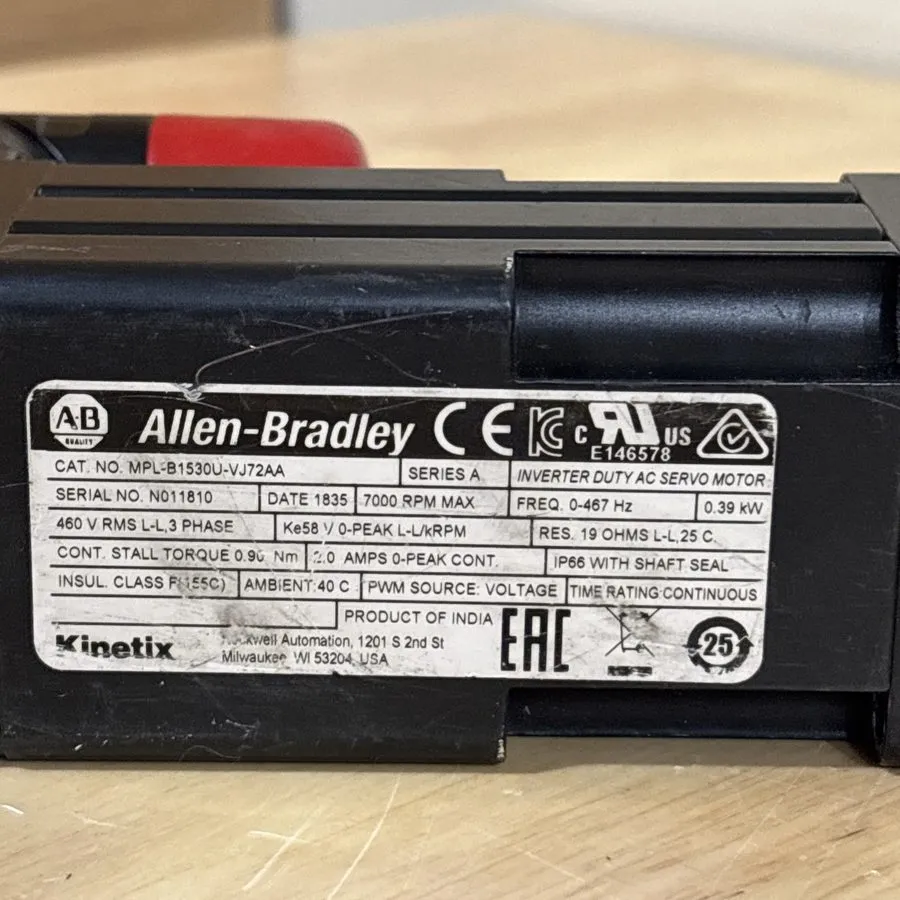 Серводвигатель ALLEN BRADLEY MPL-B1530U-VJ72AA SERVO MOTOR — фото лота 1