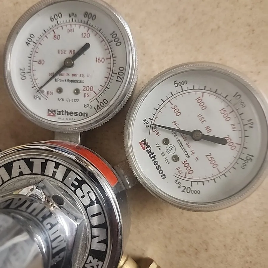 Трубопроводная арматура MATHESON GAS REGULATOR MODEL 1L-510 Twin Gauges — фото лота 1