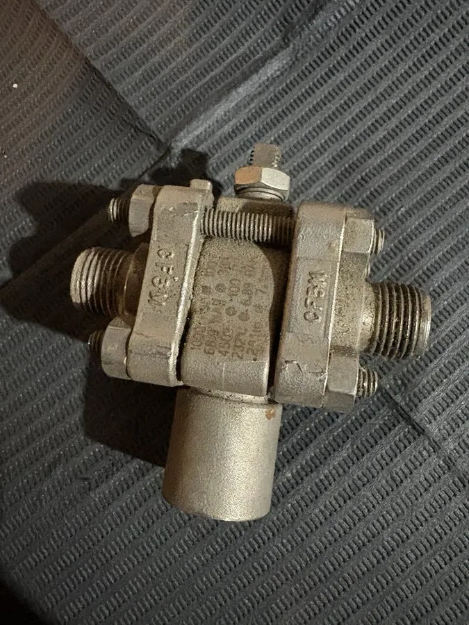 Клапан Whitey Swagelok SS-62XTS6-F4 316 SS 3-Way Ball Valve 3/8 Tube 1/4 FNPT — фото лота 1