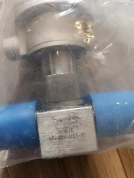 Клапан Swagelok Bellows Sealed Valve SS-4BK-V51-1C, 1/4" Female VCR