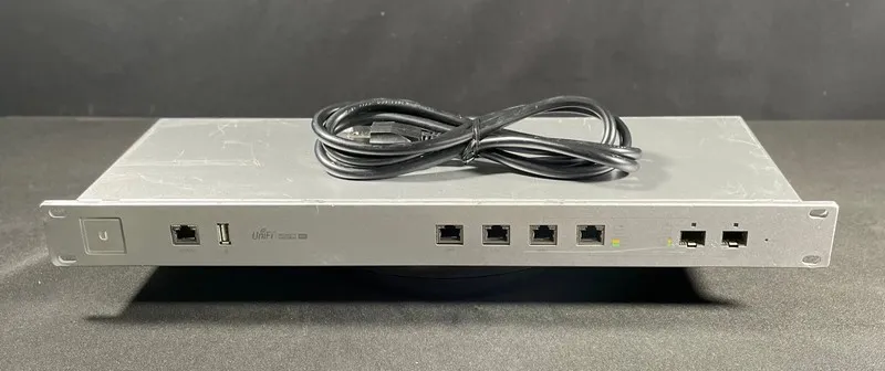 Коммутатор Ubiquiti Networks USG-PRO-4 UniFi Security Gateway Access Point PRO