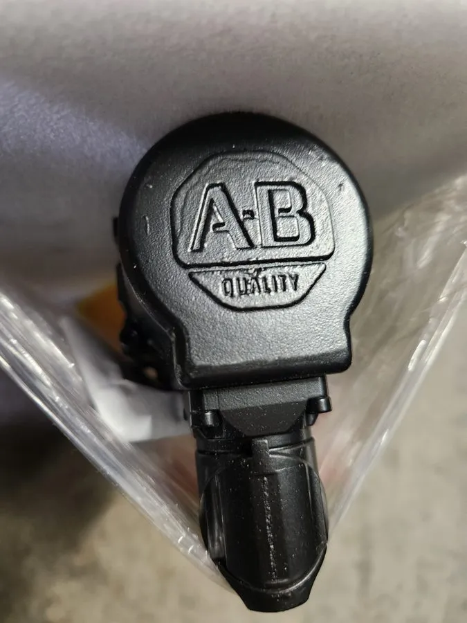 Серводвигатель Allen Bradley VPL-B0631T-PK12AA Servo Motor — фото лота 1