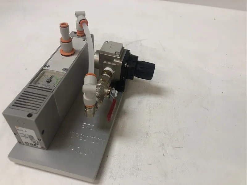Вакуумный эжектор SMC NZL112-G Vacuum Ejector with Compound Gauge 21–100 PSI Sup — фото лота 1