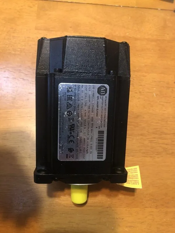 Серводвигатель Allen-Bradley MPL-A420P-SJ72AA 2kW Low-Inertia Servo Motor 230V A — фото лота 1