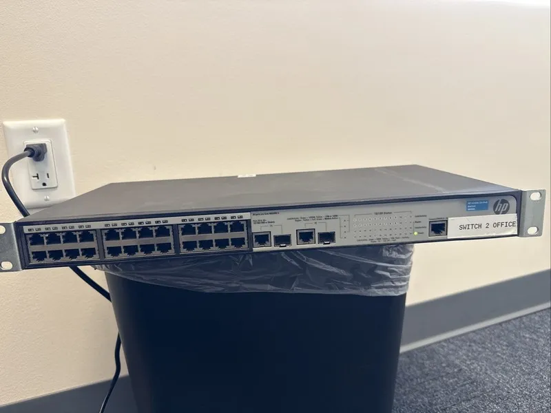 Коммутатор HP JD992A V1905-24-PoE 24-Port Managed PoE Switch TURNS ON