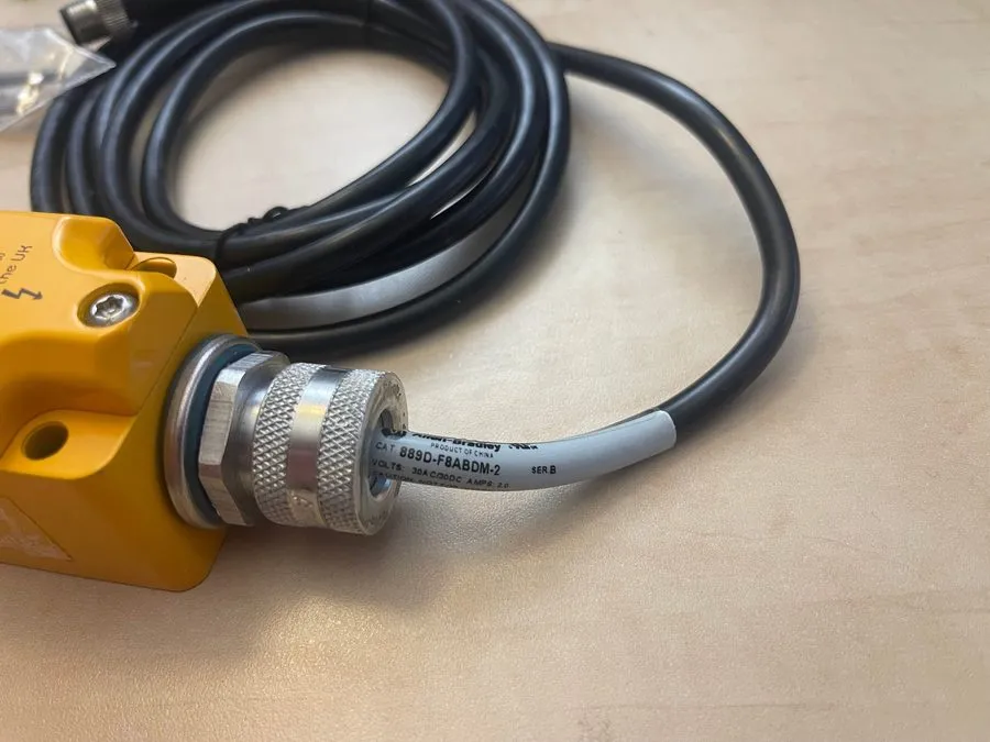 Реле безопасности Allen-Bradley 440K-MT55038 Guardmaster MT-GD2 Safety Interlock — фото лота 1