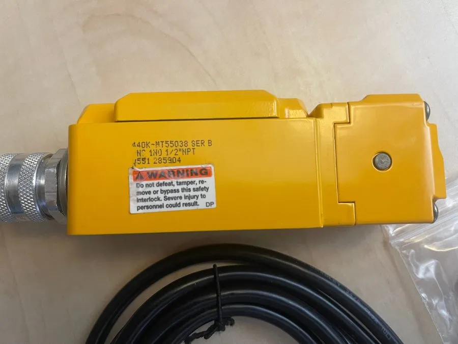 Реле безопасности Allen-Bradley 440K-MT55038 Guardmaster MT-GD2 Safety Interlock — фото лота 2