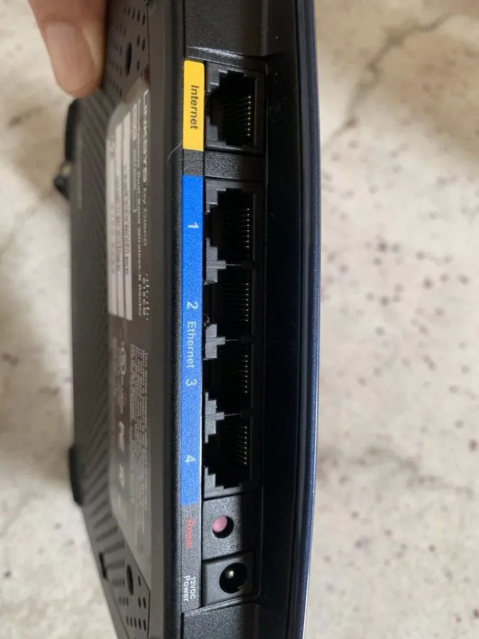 Маршрутизатор Linksys WRT400N 300 Mbps 4-Port 10/100 Wireless N Router
