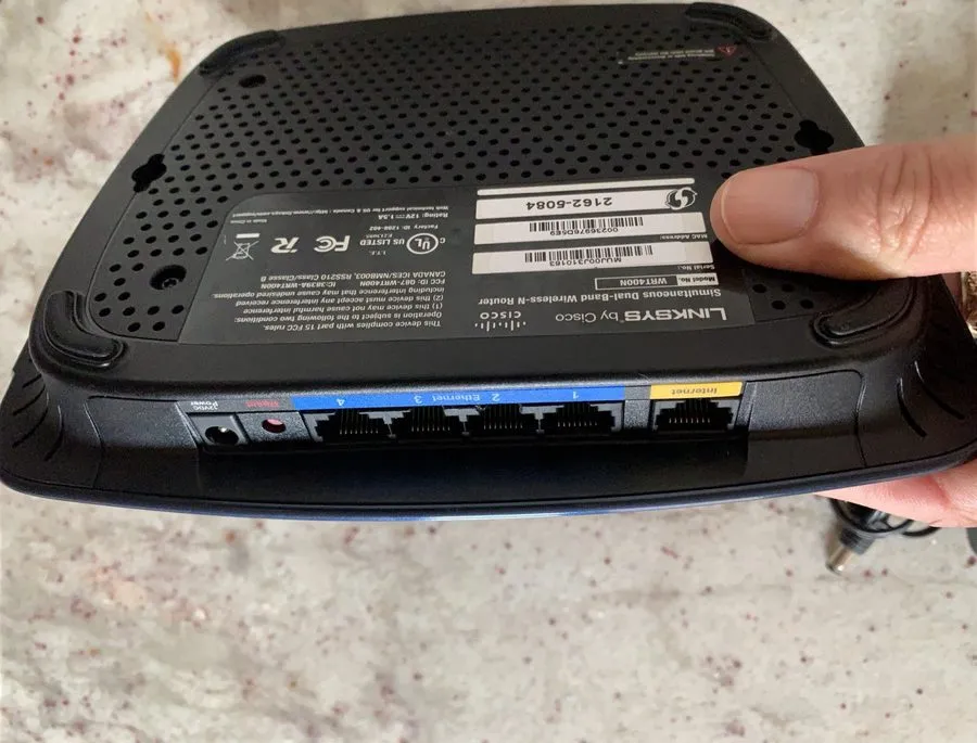 Маршрутизатор Linksys WRT400N 300 Mbps 4-Port 10/100 Wireless N Router — фото лота 2