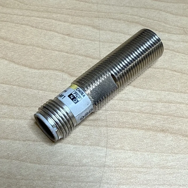 Датчик приближения Omron E2E-X2F1-M1 Inductive Proximity Sensor 2mm 12-24VDC PNP — фото лота 1