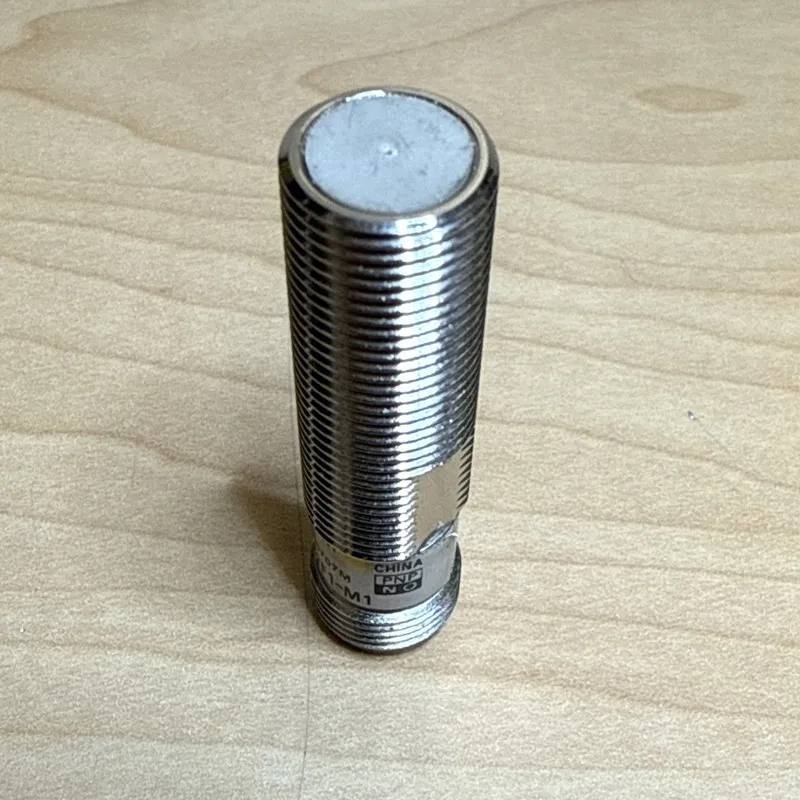Датчик приближения Omron E2E-X2F1-M1 Inductive Proximity Sensor 2mm 12-24VDC PNP — фото лота 2