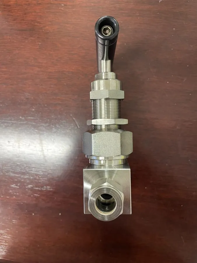 Клапан Swagelok SS-12NRS8 Severe Service Union Bonnet Needle Valve — фото лота 1