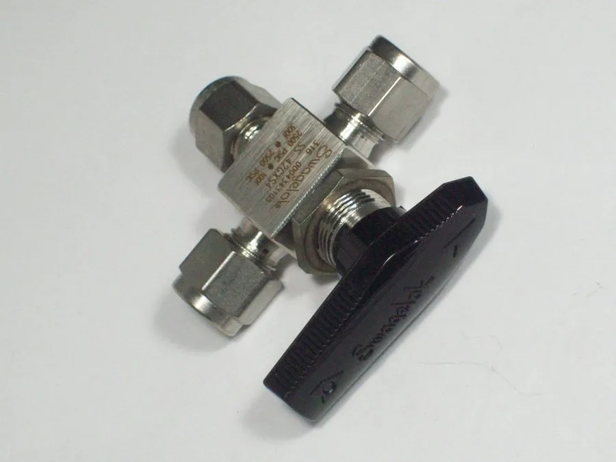 Клапан Swagelok SS-42GXS4 3 way ball valve 1/4 in tube fitting