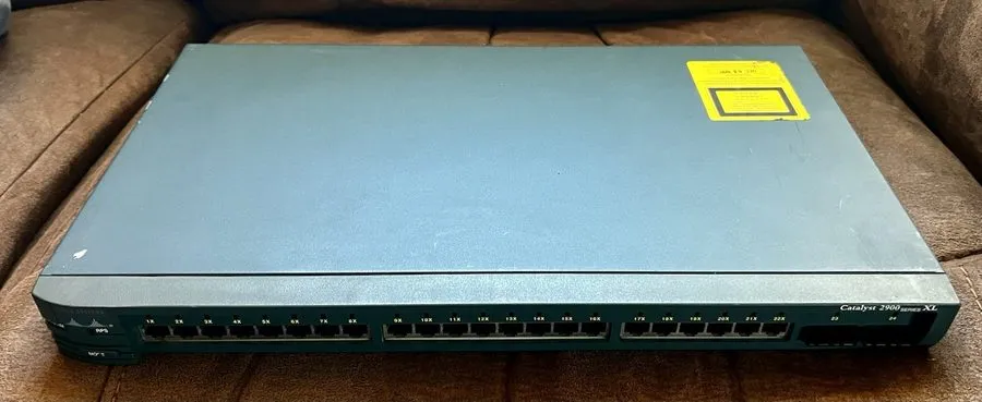 Маршрутизатор Cisco Catalyst 2900 XL 24-Port 10/100 Ethernet Switch
