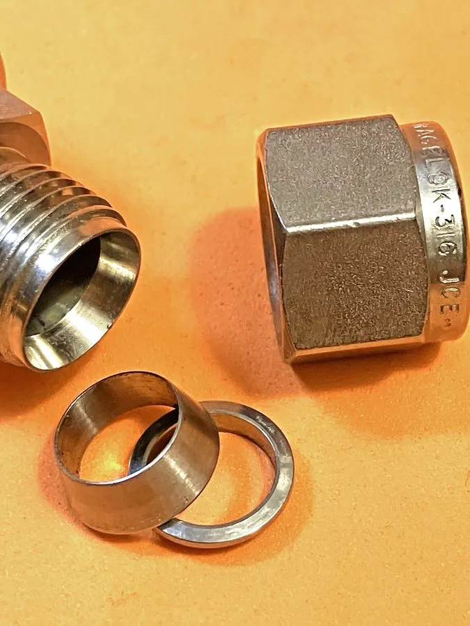 Клапан SS-QC6-D-600K3 SWAGELOK SST QC STEM W/VALVE, 3/8" TUBE, GREEN STRIPE — фото лота 1