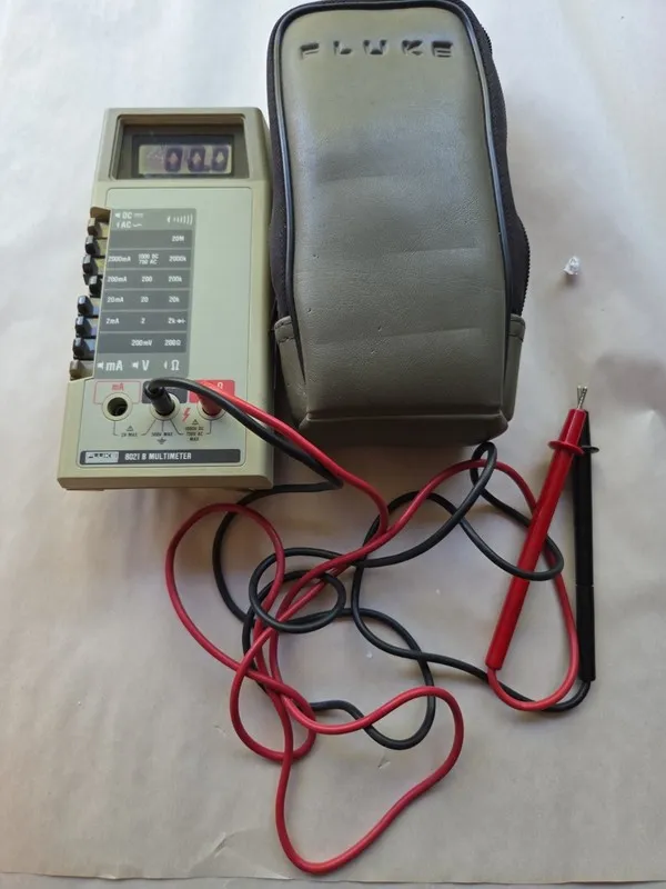 Мультиметр Fluke 8021B Digital Handheld Multimeter 2000 Count CAT II 1000VDC 750