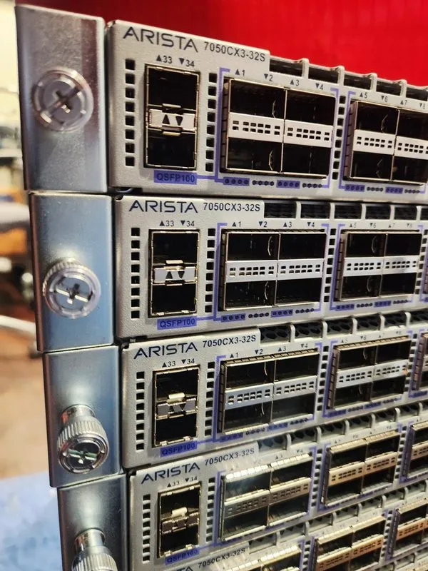 Коммутатор Arista DCS-7050CX3-32S-R 7050X3, 32x100GbE QSFP+2xSFP+ Switch W/2xAC — фото лота 2