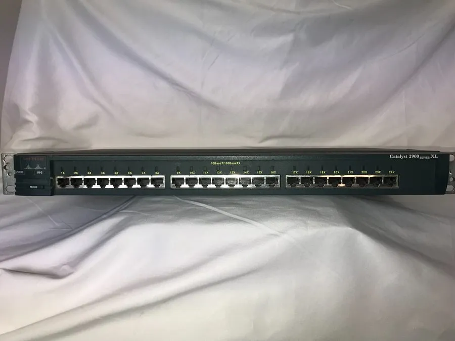 Маршрутизатор Cisco Catalyst 2900 XL 24-Port 10/100 Ethernet Switch