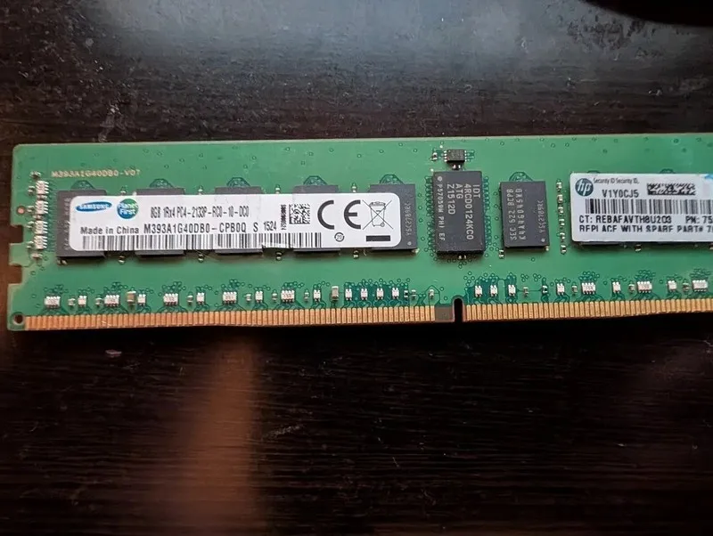 Модуль памяти 8GB 1Rx4 PC4-2133P-RC0-10-MB1 Server RAM M393A1G40DB0-CPB2Q