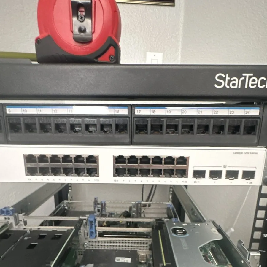 Коммутатор Cisco Catalyst 1200-24T-4G Smart Switch, 24 Port GE, 4x1GE SF