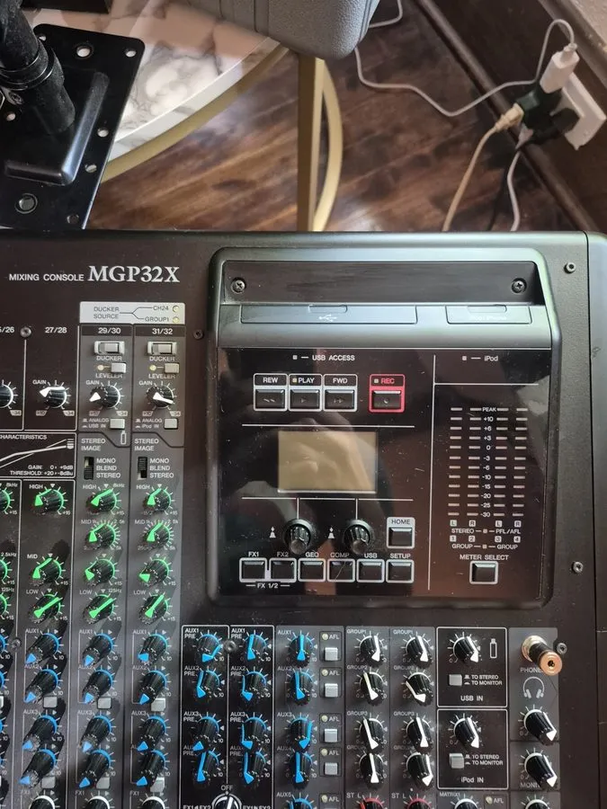 Микшерный пульт Yamaha MGP32X 32-Channel Mixing Console, 24 Mic Inputs, Phantom, — фото лота 3