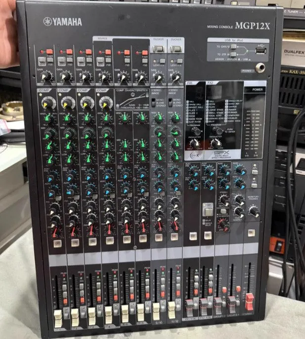 Микшерный пульт YAMAHA MGP12X 12-Channel Premium Mixing Console Analog Mixer