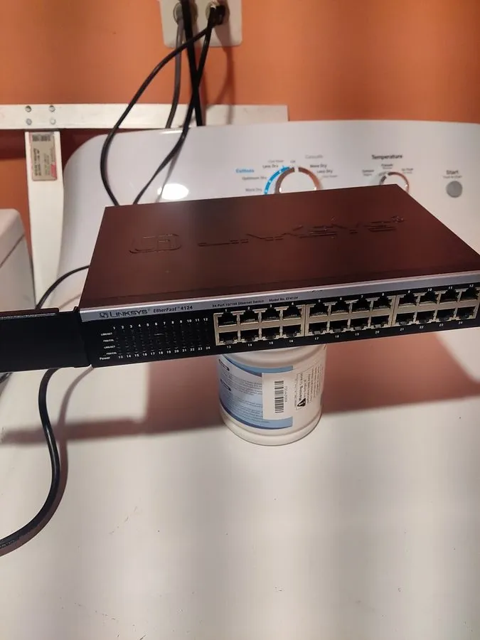 Коммутатор Cisco Linksys EF4124 24-Port 10/100 Ethernet Switch i682