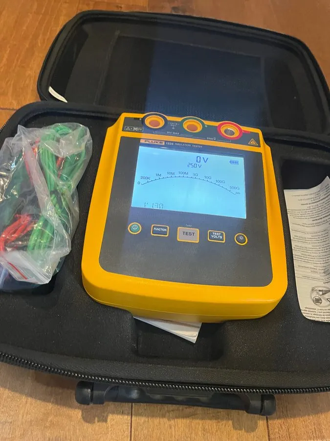 Тестер Fluke 1535 Megohmmeter/Insulation Resistance Tester kit, 2500V/500 GΩ