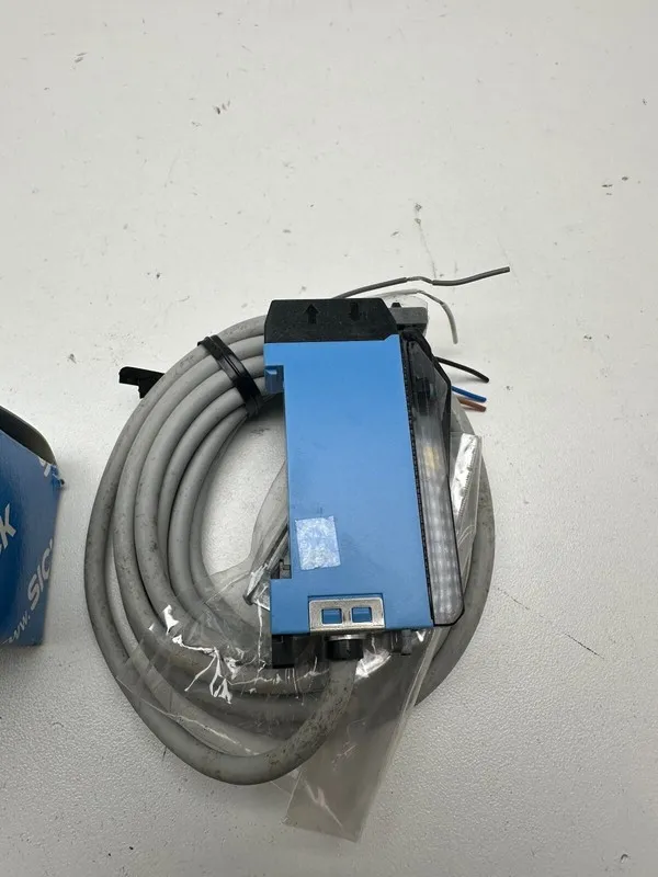 Фотоэлектрический датчик Sick WLL160-F122 Photoelectric Sensor, 10-30V DC