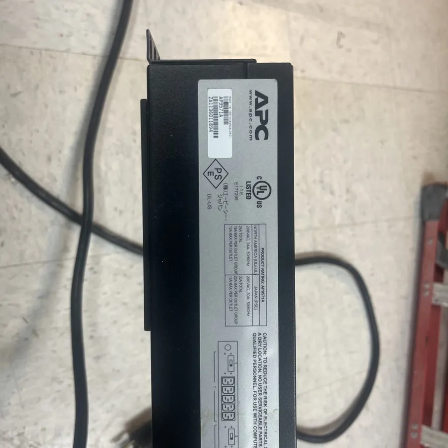 Блок розеток PDU APC AP9571A Basic Rack PDU 30A 208V 1U 10x C13 Outlets Power St — фото лота 1