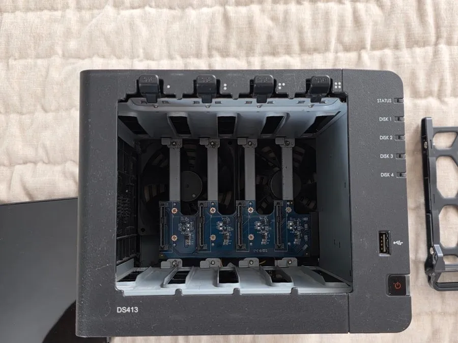 Сетевое хранилище Synology DiskStation DS413 4-Bay NAS Diskless Ethernet USB 3.0
