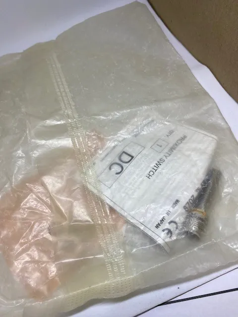 Датчик приближения OMRON E2E-X1R5F1 PROXIMITY SENSOR M8 PNP PLC — фото лота 2