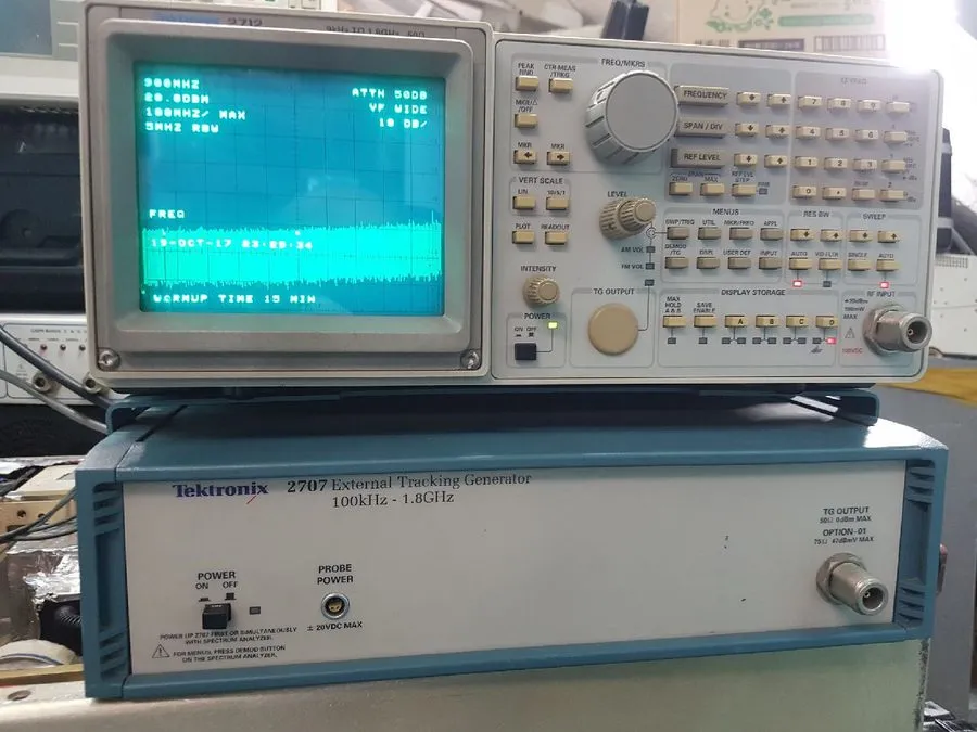 Анализатор спектра Tektronix 2712 Spectrum Analyzer 9khz to 1.8Ghz NR parts or r