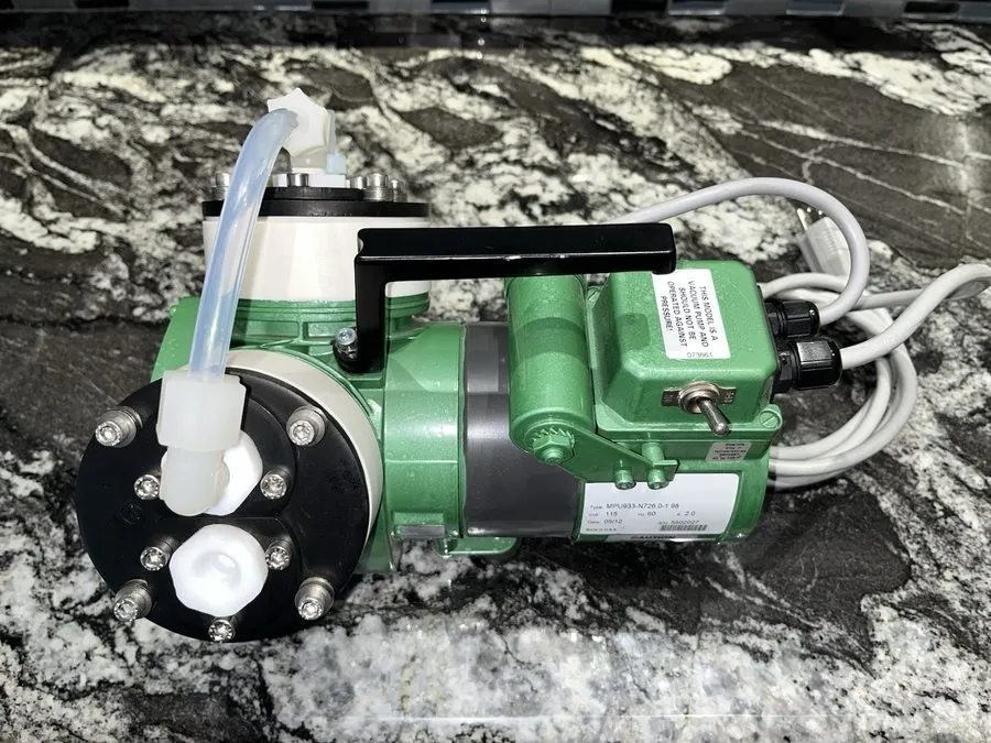 Насос Chemglass Two Head PTFE Diaphragm Vacuum Pump, 17L/min 10 Torr 115V 60Hz — фото лота 1