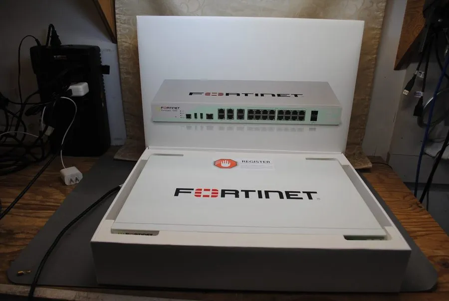 Межсетевой экран Fortinet FortiGate 100D 16 Port Security Appliance FG-100D