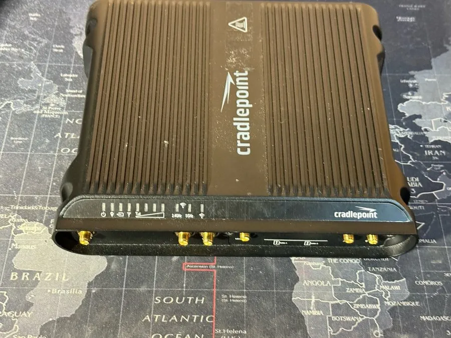 Маршрутизатор Cradlepoint IBR1700-600M Ruggedized Mobile Wireless Router — фото лота 1