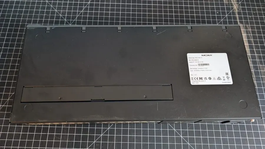IIoT-устройство Moxa NPORT 5650-16/US 16-Port Rackmount RS-232/422/485 serial de — фото лота 1