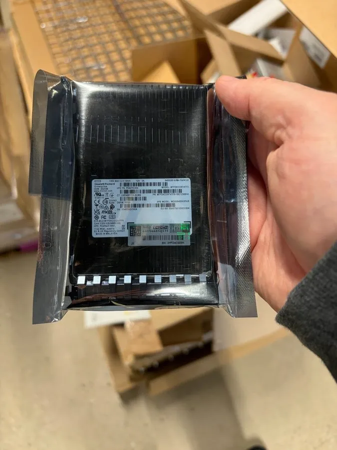 SSD-накопитель Micron 7450 MAX 6.4TB PCIe Gen4x4 NVME U.3 2.5in SSD MTFDKCC6T4TF