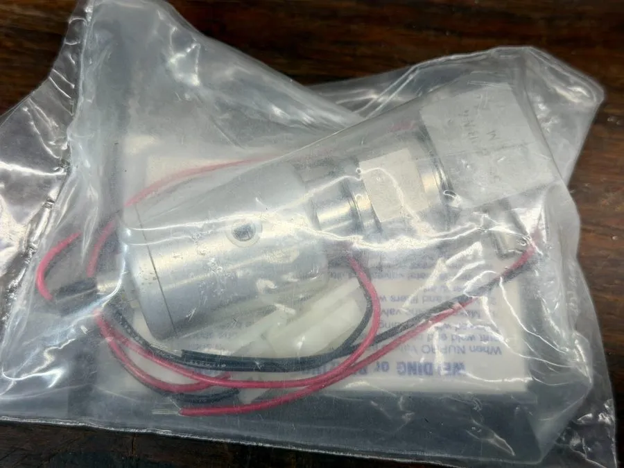 Клапан Swagelok Nupro Diaphragm Valve SS-BNBW4-CM. In Factory Double Bags. — фото лота 1