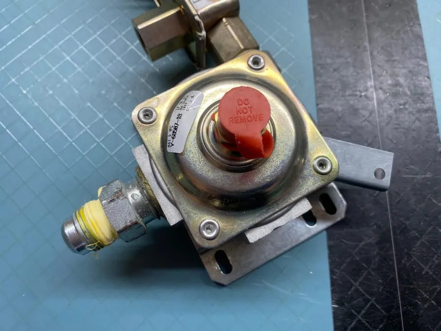 Клапан KitchenAid Whirlpool Range Pressure Regulator Valve W10293834 WPW10518493